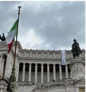 striscione degli anarchici per cospito all altare della patria 1