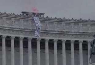 striscione degli anarchici per cospito all altare della patria