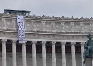 striscione degli anarchici per cospito all altare della patria 2