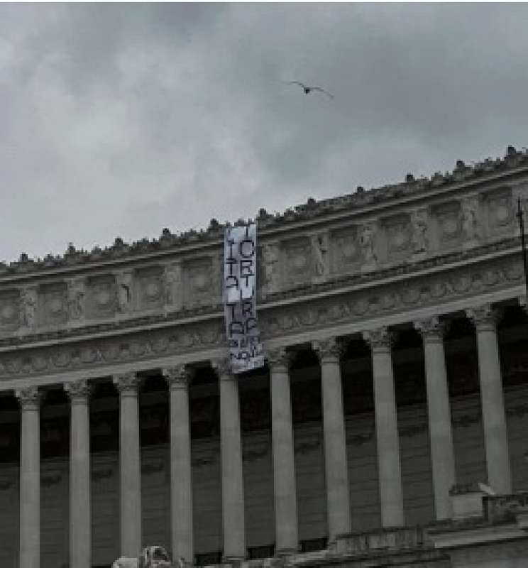 striscione degli anarchici per cospito all altare della patria 3