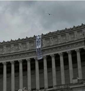 striscione degli anarchici per cospito all altare della patria 3