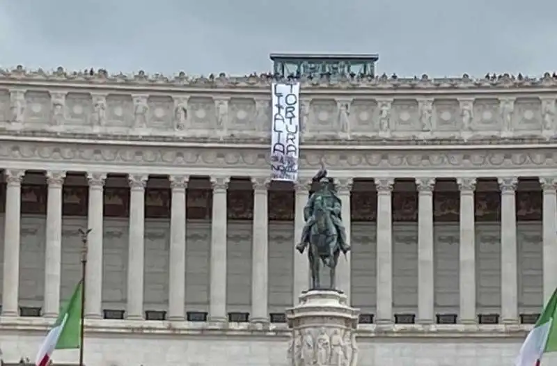 striscione degli anarchici per cospito all altare della patria 4