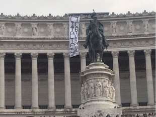 striscione degli anarchici per cospito all altare della patria 5