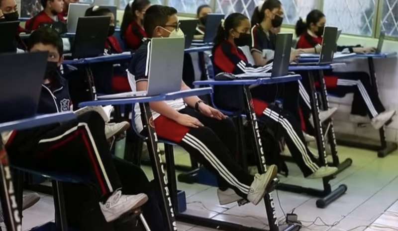 studenti messicani con i banchi a pedali 1