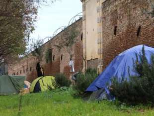 tende su viale pretoriano 2