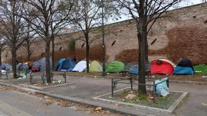 tende su viale pretoriano 3