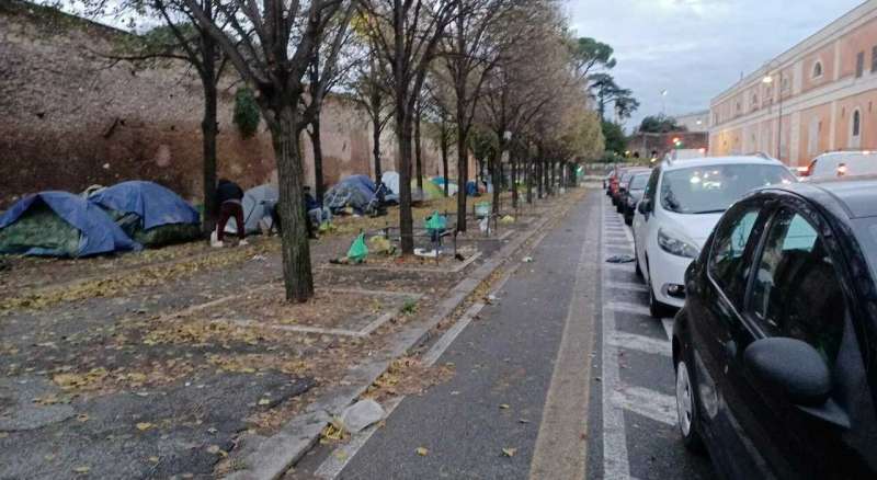 tende su viale pretoriano 4