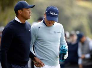 tiger woods regala un tampax a justin thomas 2