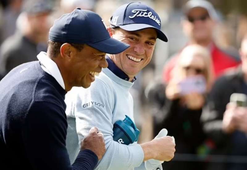 tiger woods regala un tampax a justin thomas 5