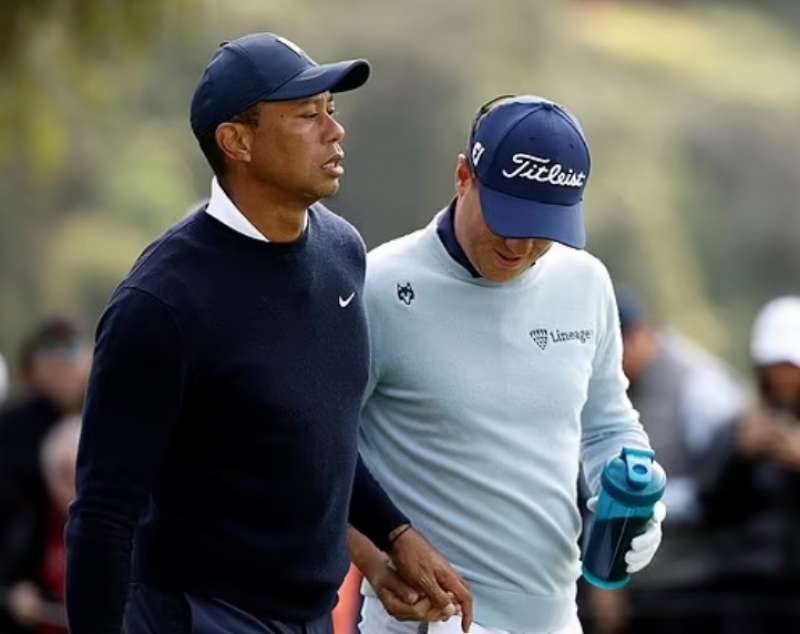 tiger woods regala un tampax a justin thomas 6