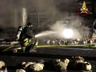 tir carico di polli a fuoco in romagna