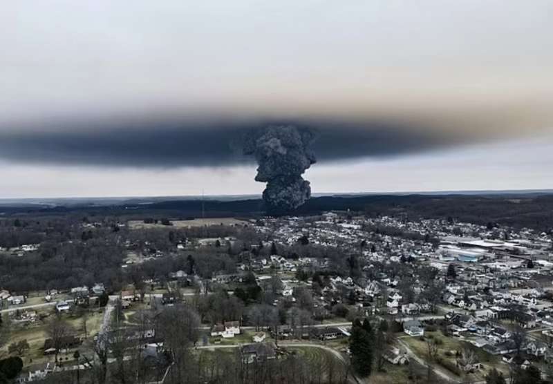 treno con sostanze tossiche deraglia in ohio 2