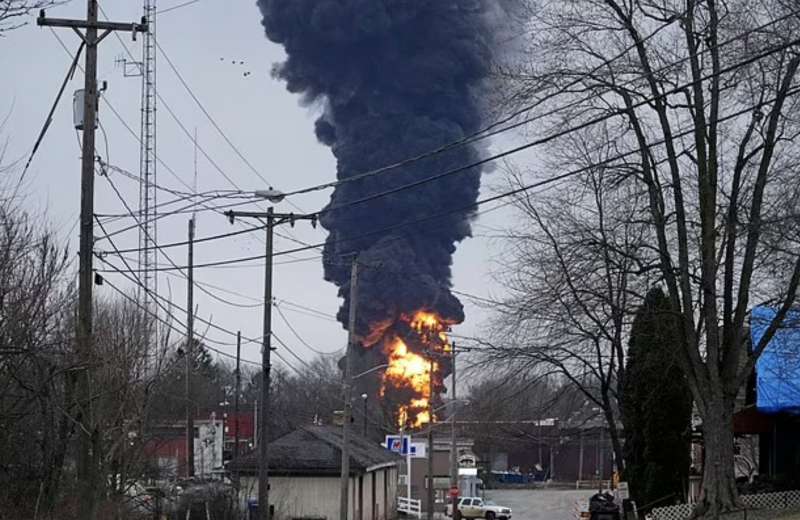 treno con sostanze tossiche deraglia in ohio 4