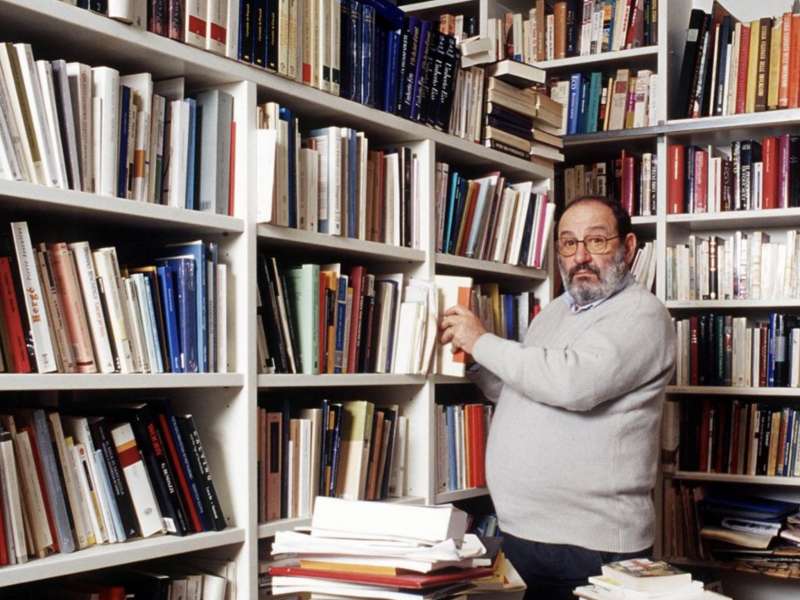 umberto eco nella sua biblioteca