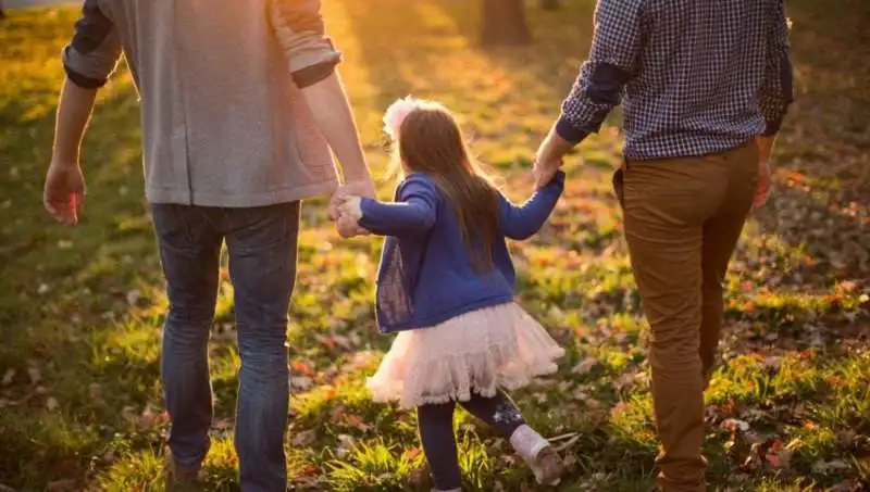 UN COPPIA DI GENITORI GAY CON LA FIGLIA