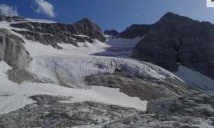 un ghiacciaio alpino con poca neve