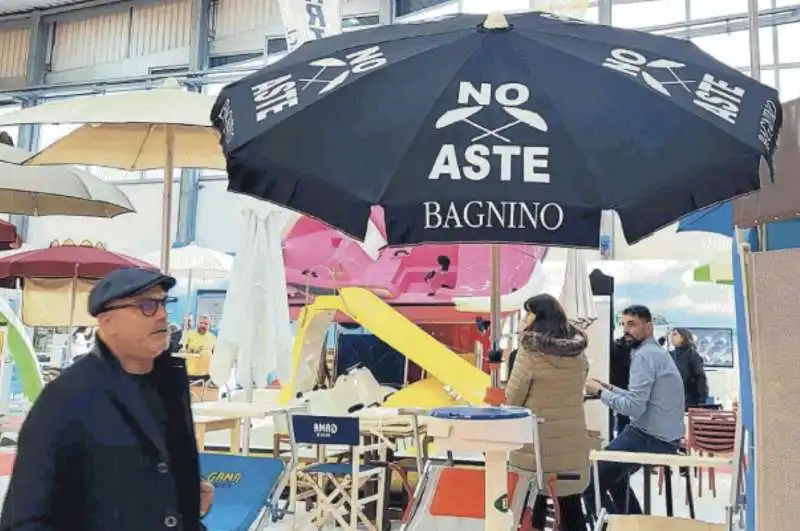 UNO STAND ALLA FIERA BALNEARIA DI CARRARA CON UN OMBRELLONE NO ASTE 