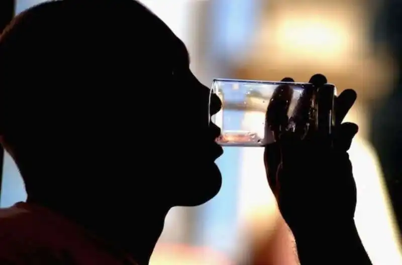 UOMO BEVE DETERSIVO SCAMBIANDOLO PER ACQUA