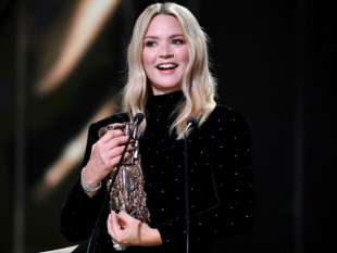 virgine efira premiata ai cesar 2023 per revoir paris