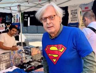 vittorio sgarbi indossa la maglietta di superman