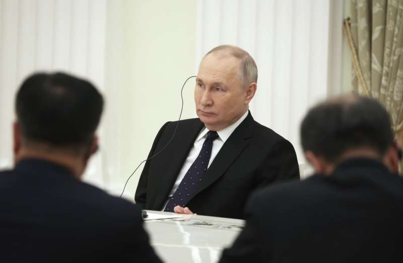 vladimir putin durante l incontro con wang yi