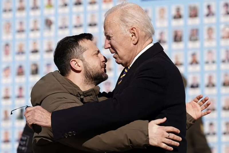 volodymyr zelensky abbraccia joe biden a kiev