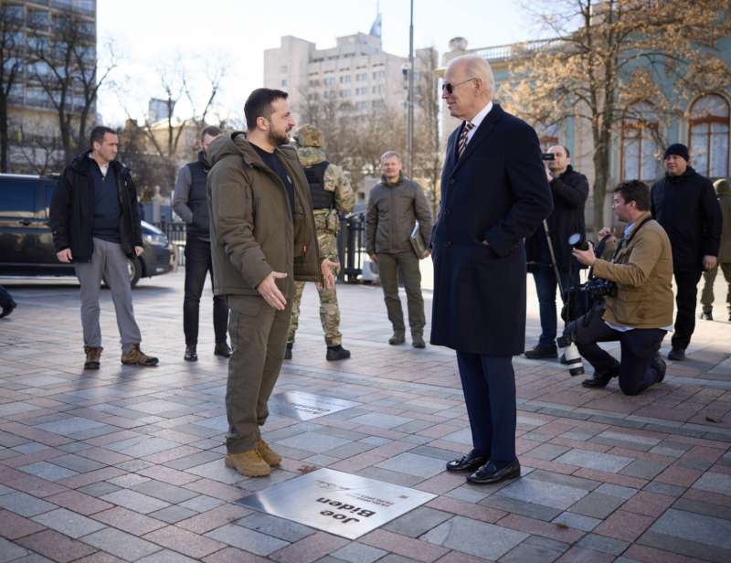 VOLODYMYR ZELENSKY E JOE BIDEN A KIEV