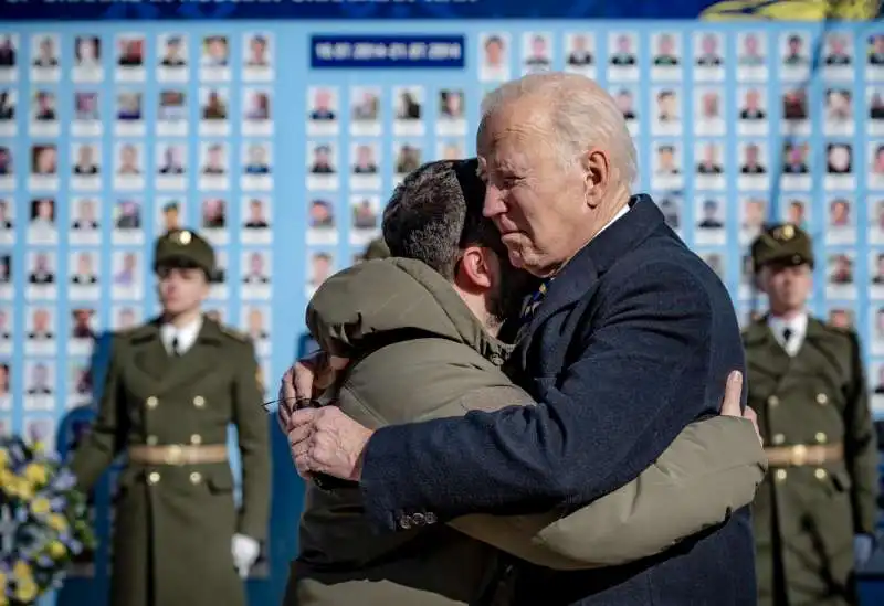 VOLODYMYR ZELENSKY E JOE BIDEN A KIEV    