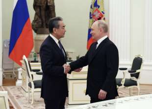 wang yi a mosca incontra vladimir putin