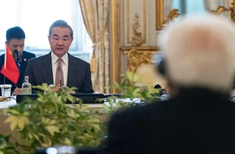 wang yi durante l incontro con sergio mattarella 