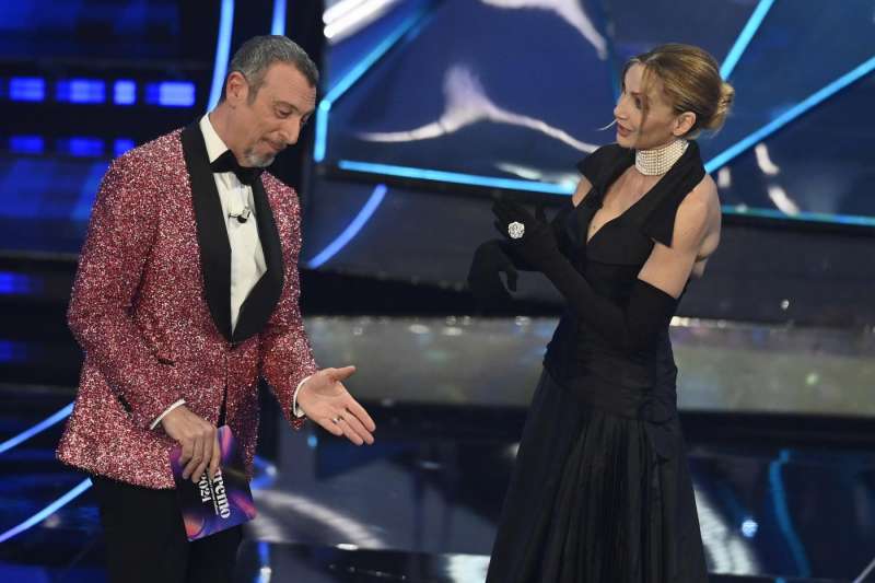 amadeus lorella cuccarini quarta serata sanremo 2024