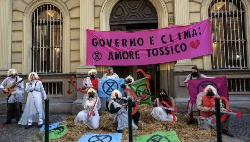 ambientalisti davanti alla sede di cdp