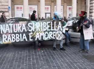 ambientalisti di extinction rebellion davanti a palazzo chigi 1