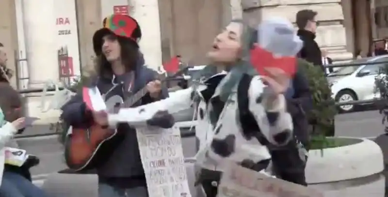 ambientalisti di extinction rebellion davanti a palazzo chigi   3