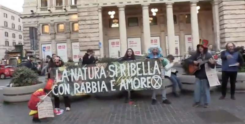 ambientalisti di extinction rebellion davanti a palazzo chigi 4