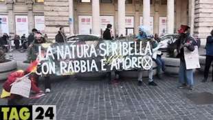 ambientalisti di extinction rebellion davanti a palazzo chigi 5