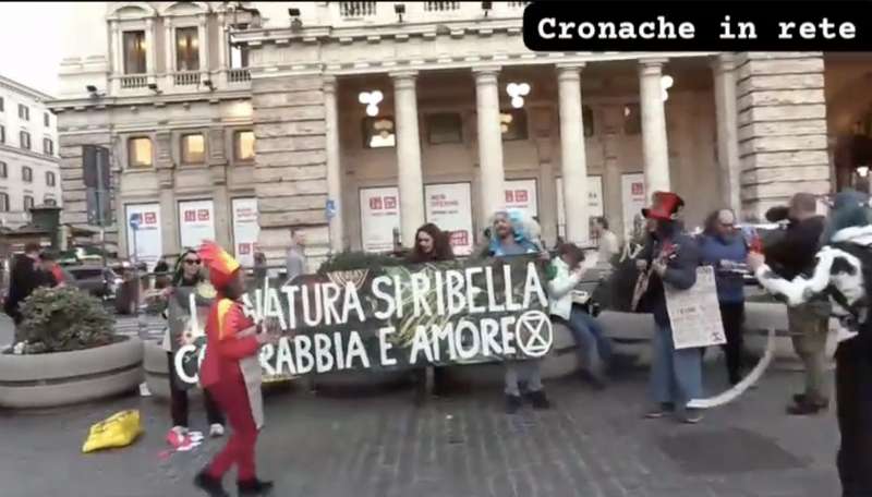 ambientalisti di extinction rebellion davanti a palazzo chigi 6