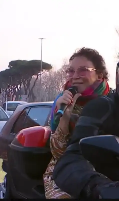 angela dei ricchi e poveri su una moto