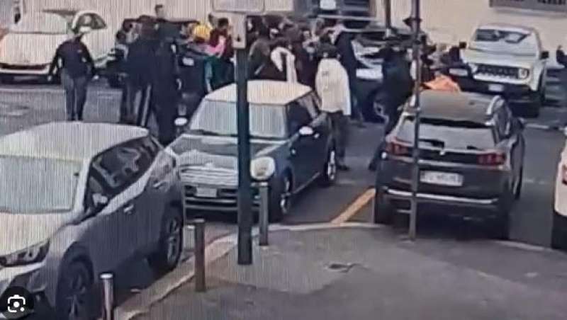 ASSALTO DEGLI ANARCHICI A UNA VOLANTE DELLA POLIZIA A TORINO