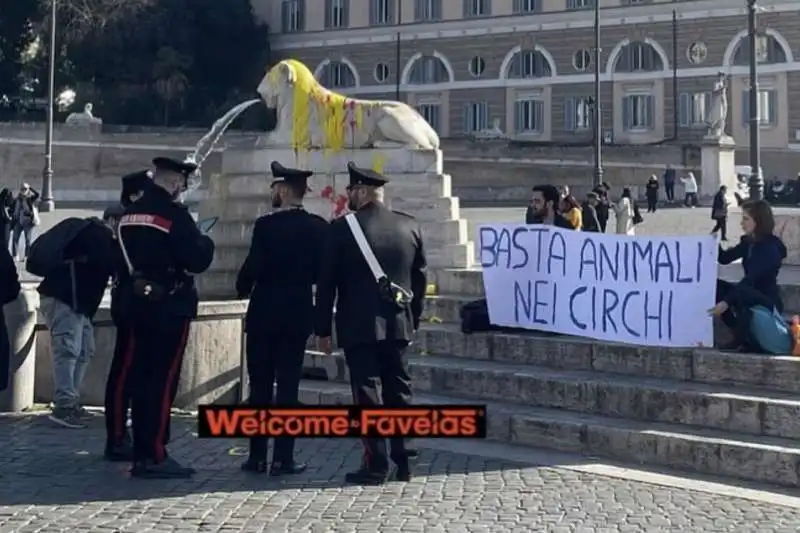 ATTIVISTI IMBRATTANO LA FONTANA DI PIAZZA DEL POPOLO