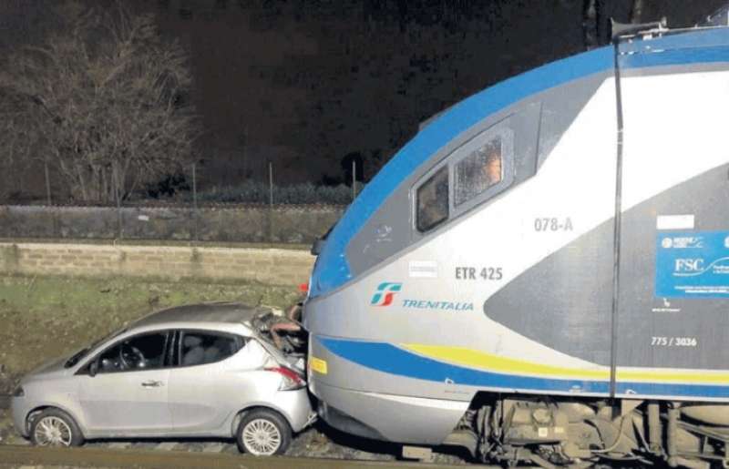 AUTO TRAVOLTA DAL TRENO AL PASSAGGIO A LIVELLO DI PANTANELLA DI CIAMPINO