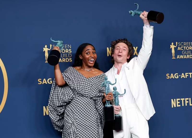 ayo edebiri jeremy allen white sag awards 2024