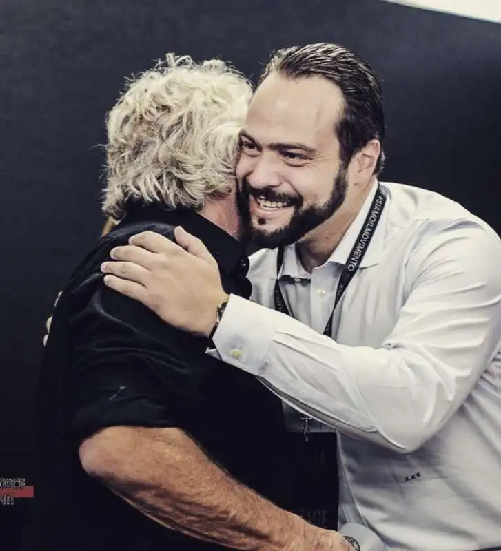 BEPPE GRILLO ABBRACCIA FABIO MASSIMO CASTALDO 