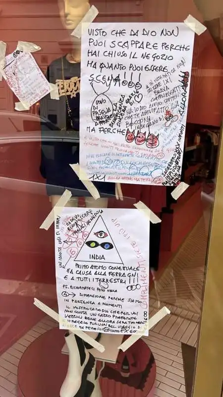 cartelli complottisti e deliranti contro chiara ferragni davanti allo store di via del babuino a roma   7