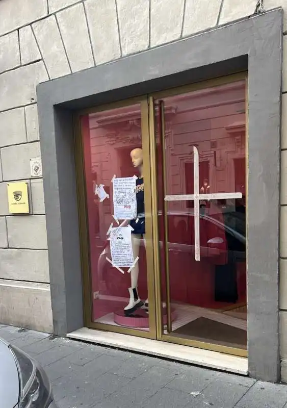 cartelli complottisti e deliranti contro chiara ferragni davanti allo store di via del babuino a roma   5