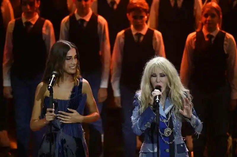 clara con ivana spagna.   quarta serata sanremo 2024