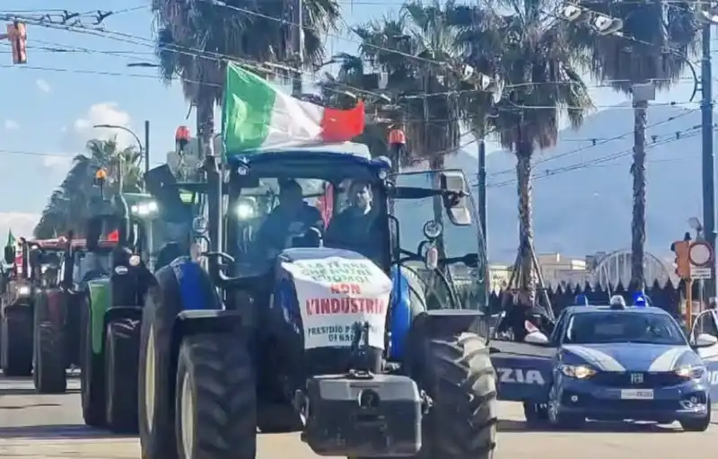 corteo di trattori a napoli 