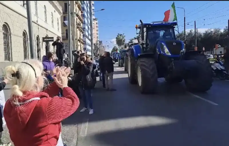 corteo di trattori a napoli 