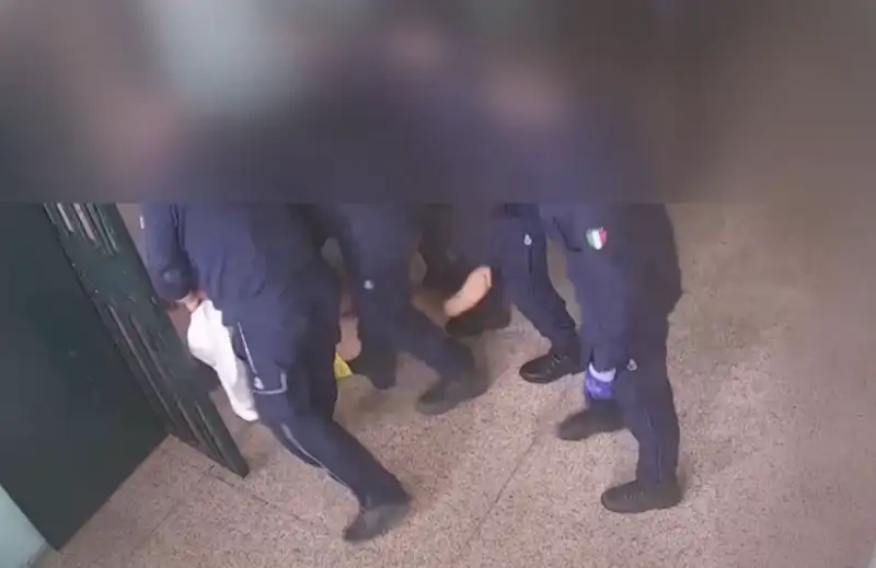 detenuto pestato dalla polizia nel carcere di reggio emilia 1