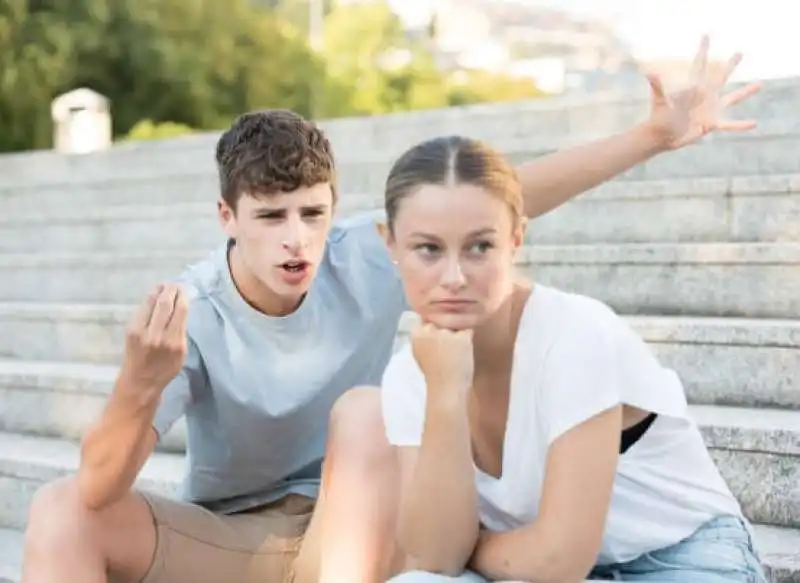 DISCUSSIONE TRA ADOLESCENTI